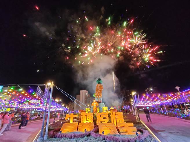 「2021员林灯会暨元宵节活动」9日晚间6点半试灯，特别选在「防疫灯区」，象徵与所有医护并肩作战，一起「牛」转疫情。(吴建辉摄)