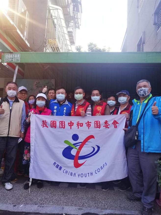 新北市中和区团委会会长郑钧玮连续3年举办寒冬送暖活动。（郑钧玮提供）