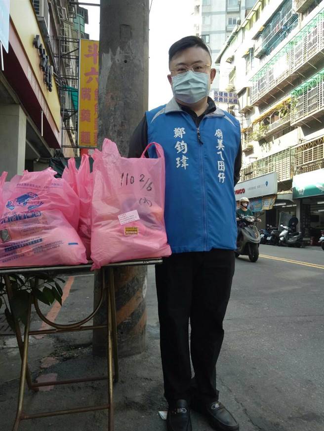 新北市中和区团委会会长郑钧玮连续3年举办寒冬送暖活动。（郑钧玮提供）