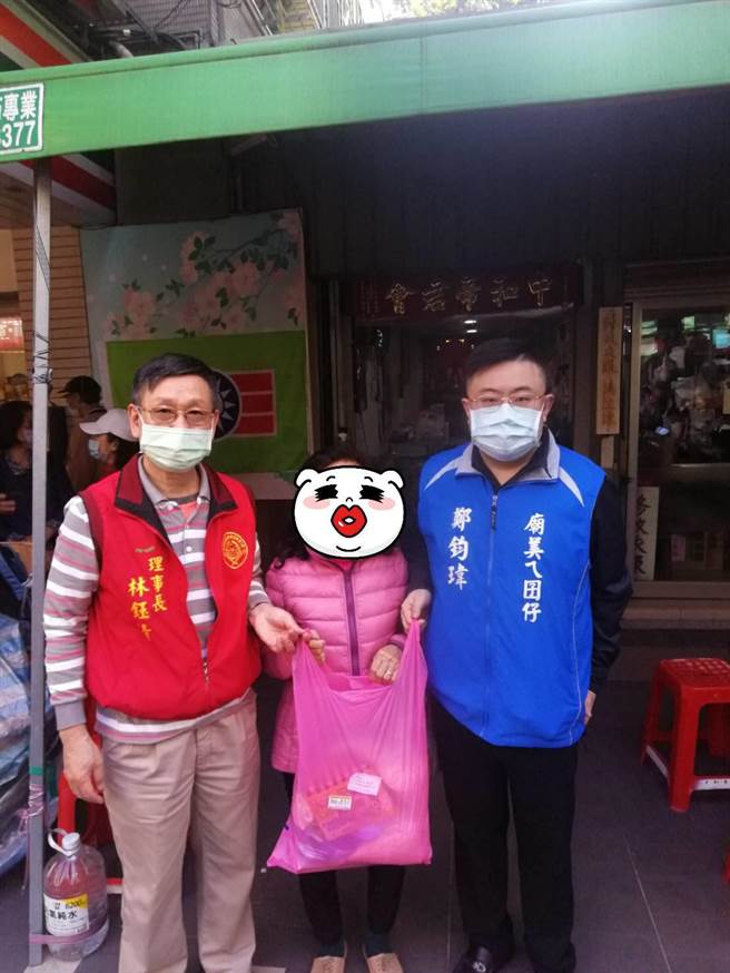 新北市中和区团委会会长郑钧玮连续3年举办寒冬送暖活动。（郑钧玮提供）