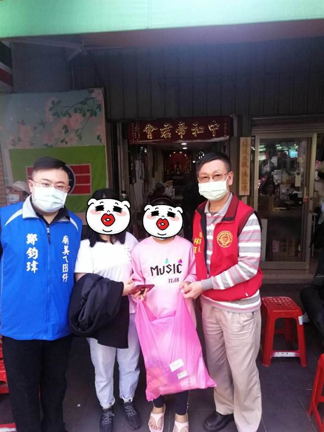 新北市中和区团委会会长郑钧玮连续3年举办寒冬送暖活动。（郑钧玮提供）