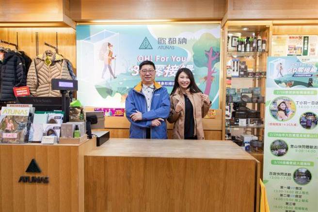 欧都纳董事长程鲲（左），说明「3D量体机」好处很多。图╱欧都纳提供