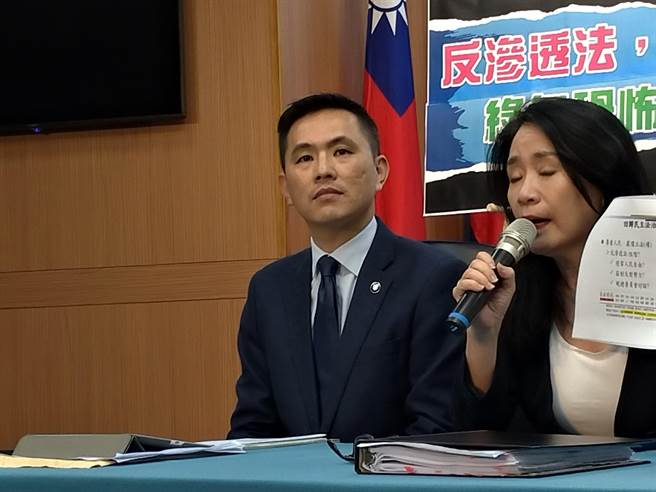 陈以信(左)。（黄福其摄）