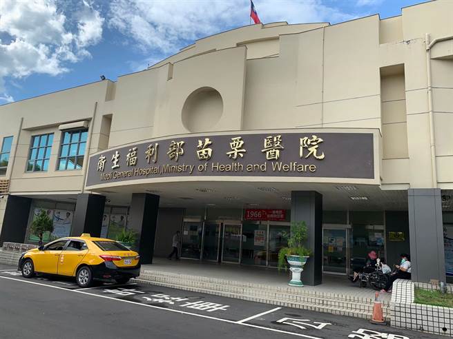 57岁郑姓妇人隐姓埋名在苗栗生活，病危在医院才愿意吐露身分，苗栗医院克服重重困难，联繫家人领回安葬，完成妇人遗愿。（何冠娴摄）