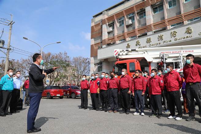 嘉义县长翁章梁（左一）表示，在一整年防疫过程中，消防同仁付出很多，要感谢消防兄弟和凤凰志工的付出与贡献。（嘉义县政府提供／张毓翎嘉义传真）