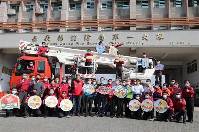 本次慰问活动并结合在朴子分队服役17年即将退役消防云梯车感恩仪式。（嘉义县政府提供／张毓翎嘉义传真）