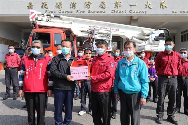 嘉义县长翁章梁（前排左二）9日与嘉义县消防局长吕清海（前排右一）到朴子分队慰劳。（嘉义县政府提供／张毓翎嘉义传真）