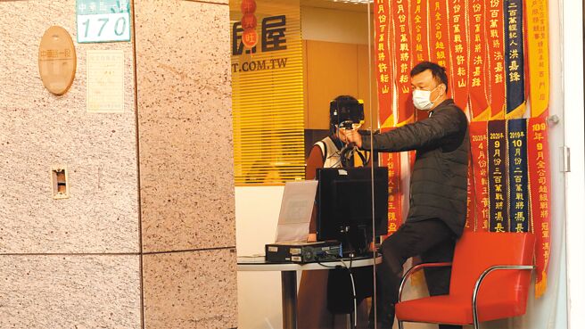 永庆房屋与金马奖最佳新导演黄信尧合作，拍摄「永庆让你的特质更有价值」徵才广告，点出在艰困的大环境下，永庆房屋为新进员工提供的职场保障。图／永庆提供