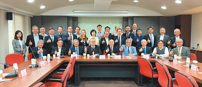台湾机械工业公会与台湾区电子电机工业公会携手成立台湾智慧制造大联盟推动委员会，推举机械公会理事长柯拔希（前排中）任推动委员会会长、电电公会副理事长郑富雄、软体协会理事长沈柏延及工研院所长胡竹生三人出任副会长。图／台湾机械工业公会提供