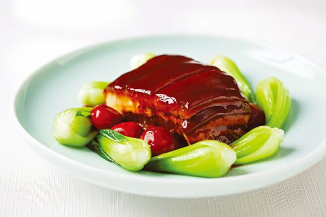 高雄国宾樱桃千层封肉川菜厅鲜果入菜，酸甜滋味春意盎然。图／高雄国宾大饭店提供