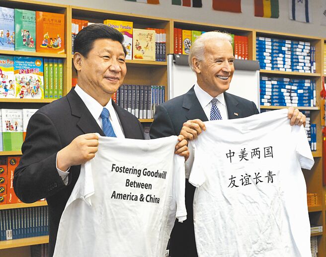 圖為2012年，習近平與拜登在美國洛杉磯參觀國際研究學習中心，相互交換學生贈送，印有「中美兩國 友誼長青」字樣的T恤。（新華社）