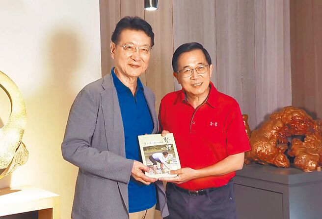 赵少康认为特赦前总统陈水扁是可行，但是要「认错、道歉、还钱」。图为2020年10月31日，赵少康（左）与前总统陈水扁（右）大和解，两人见面畅谈近2小时。（摘自少康战情室）