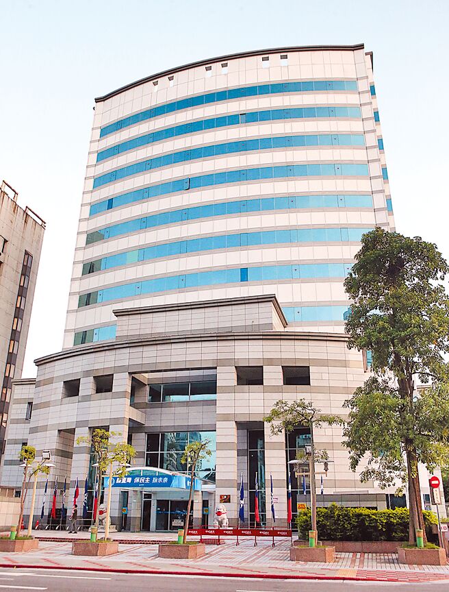 赵少康认为，政党若有理念，靠小额募款也行，他说，「一个政党要靠党产选举太窝囊」。图为位在北市八德路的国民党中央党部。（本报资料照片）