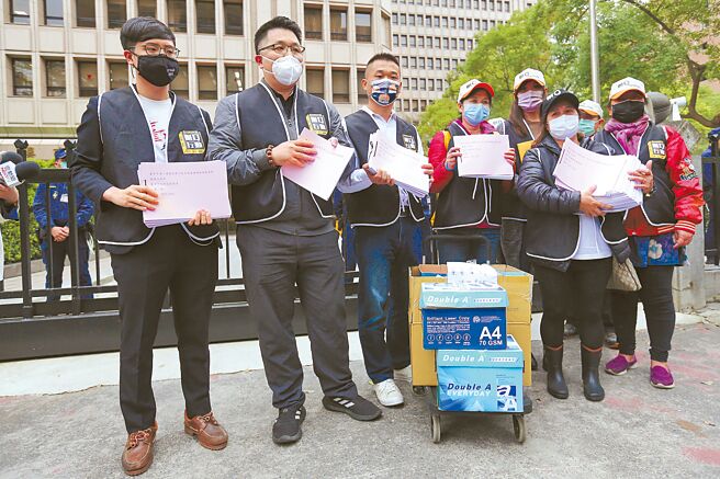 「删Q行动」提案领衔人杨文元（左二）8日正式向中选会提案罢免台湾基进立委陈柏惟，并提交第一阶段名册。（黄世麒摄）