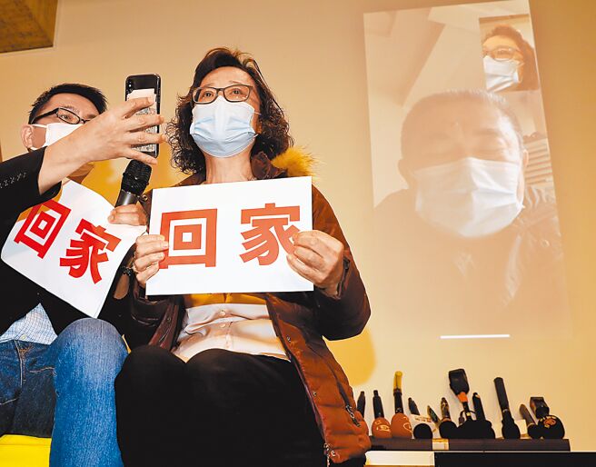 疫情阻碍滞留大陆的「小明」返台，监院昨提出调查报告。图为台胞家属陈小姐以手机视讯方式与她的小叔联络。（本报资料照片）