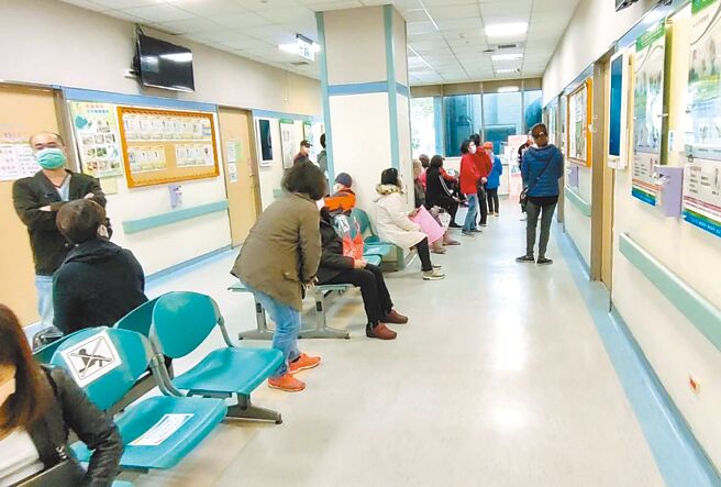 桃醫爆發院內感染事件後看診人數一度大減，在中央解除警報後，8日掛號人數明顯增加。（姜霏攝）