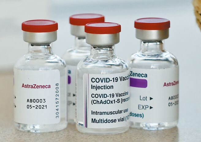 歐洲多國傳出接種AZ疫苗後副作用頻傳，因而暫緩接種。圖為AZ疫苗。（資料照/美聯社）