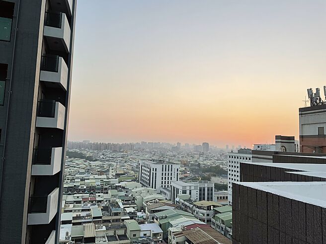 气象局长郑明典表示，近期大气的混合层高度低于本季节的一半以下，使得扩散条件非常差，而持续一周的情况也非常少见。图为台南市中西区6日上午8时AQI空污指数一度达160的红害等级，下午空品又恢復正常数值。（本报资料照片）