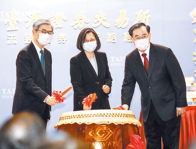 蔡英文总统（中）8日视察台湾证券交易所，与金管会主委黄天牧（左）、证交所董事长许璋瑶（右）一同击鼓，祝贺证交所60周年庆。（邓博仁摄）