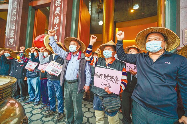 宜兰县五结乡农会代表改选8日遭民间团体「五结草笠仔会」质疑贿影重重，要求检调介入调查。（李忠一摄）