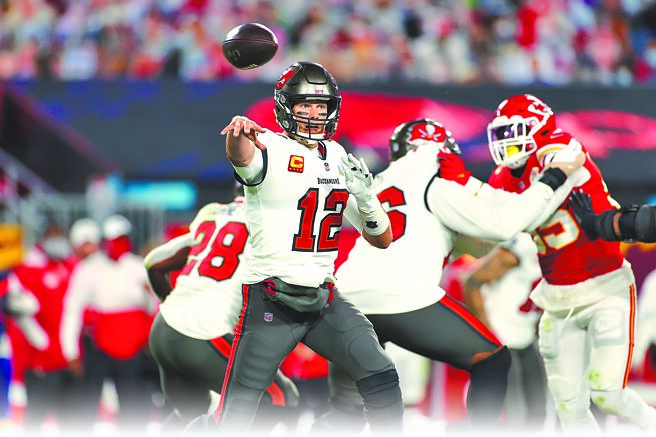 勇士一哥柯瑞期勉自己在40岁的时候还能像NFL海盗传奇四分卫布雷迪拥有掌控比赛的能力。（美联社资料照）