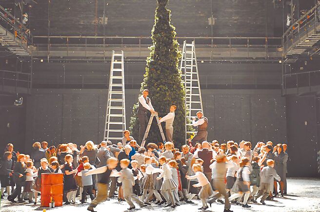 由瑞士苏黎世歌剧院总监安德理亚．荷穆齐执导的《波希米亚人》，舞台上7公尺高的耶诞树是一大亮点。（台中国家歌剧院提供）
