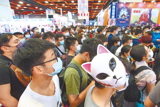 2021台北國際動漫節在世貿一館舉行，疫情不減漫迷熱情，吸引許多漫迷入場參觀。（鄧博仁攝）
