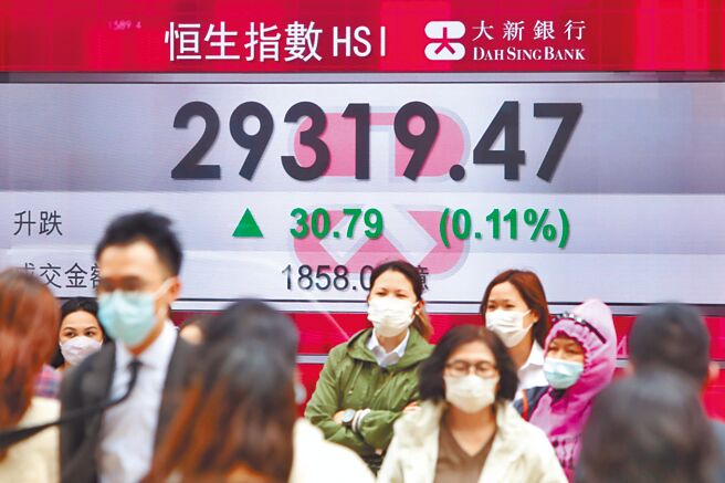 港股在2021开年以来，表现傲视全球，甚至有人认为港股「大时代」来了。图为2月8日香港恒生指数收盘报价。（中新社）