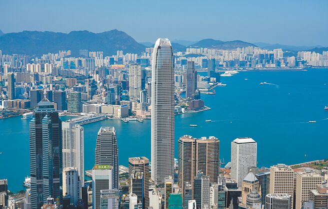 儘管美国祭出一连串政经制裁，但香港近期各项经济指数表现亮眼，今年经济前景更可望V型反弹。（中新社）