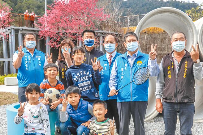 在野姜花公园游玩的小朋友，与新竹县长杨文科（右二）一起比YA！（罗浚滨摄）