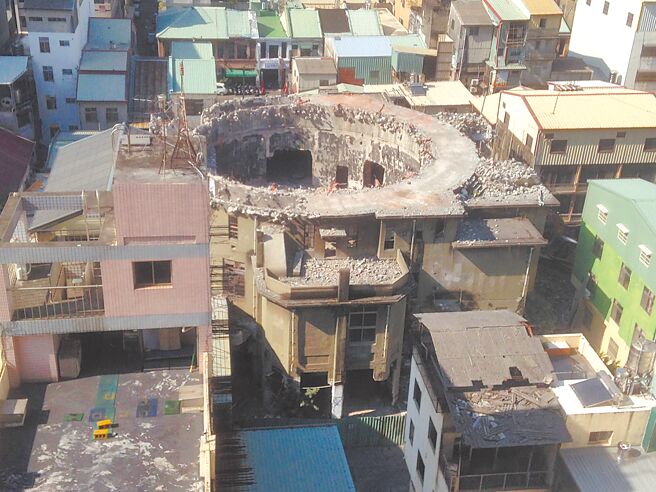 台中市东区復兴路「天外天剧场」未取得拆除执照即进行拆除，台中市都发局开罚并勒令停工。（都发局提供／林欣仪台中传真）