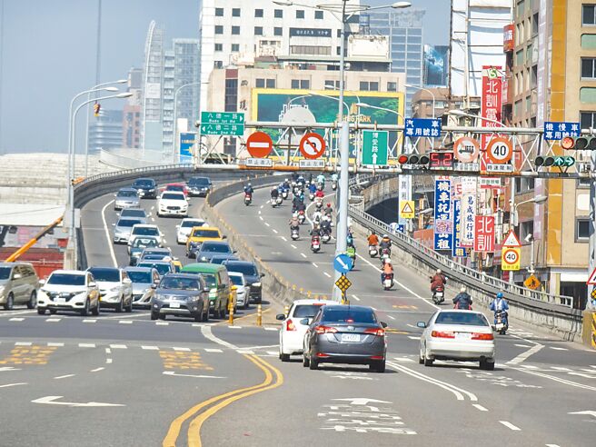 中博高架桥将于27日起开始拆除，预计花9天时间拆完引道。（林宏聪摄）