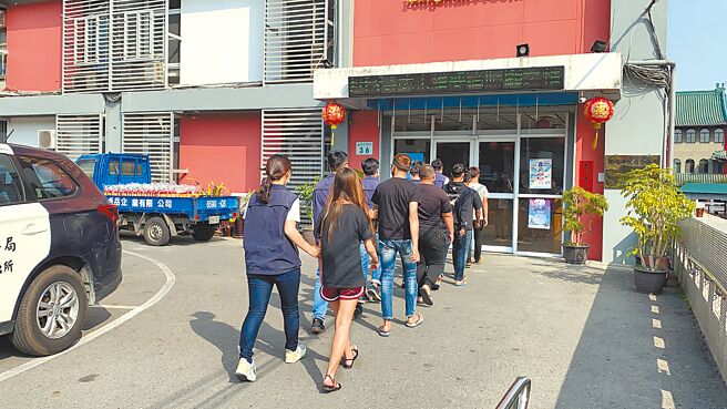 高雄凤山一名高职女学生遭霸凌案，涉甩巴掌的黄男住家遭人放鞭炮、丢鸡蛋，凤山警分局以车追人，8日已带回6人侦讯，全案朝恐吓罪侦办。（翻摄照片／刘宥廷高雄传真）