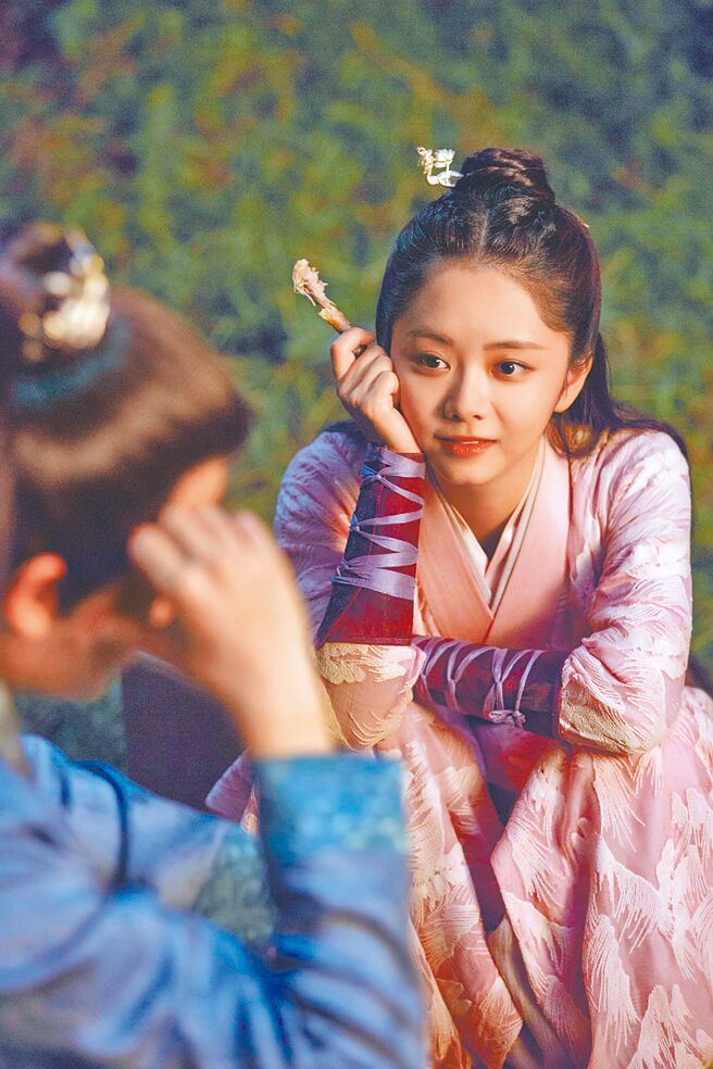 谭松韵在《锦衣之下》的古装扮相俏丽迷人。（中视提供）