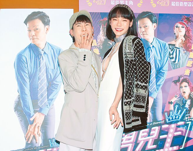 Kiwebaby（右）昨为《男儿王》造势，好友林进抽空站台。（粘耿豪摄）