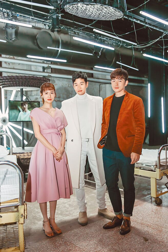 周興哲（中）日前和林予晞（左）、宥勝合作拍攝新歌〈如果能幸福〉MV。（星空飛騰提供）
