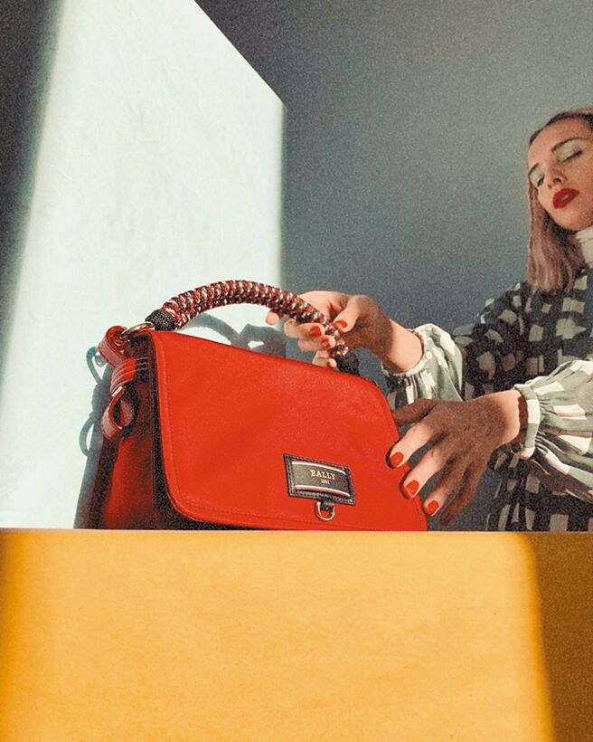 知名模特儿兼网红Candela Pelizza，她在IG上Po出新包成为焦点。（Bally提供）