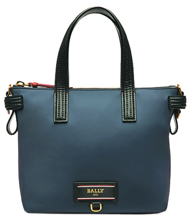 Bally Echo系列深蓝色尼龙小型托特包，1万8600元。（Bally提供）