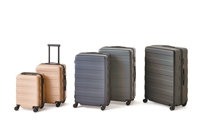 4輪硬殼止滑拉桿箱（20L、36L、63L、88L、105L），3900～8500元，即日起至2月24日，MUJI passport會員購買4輪硬殼止滑拉桿箱88L打7折。（無印良品提供）