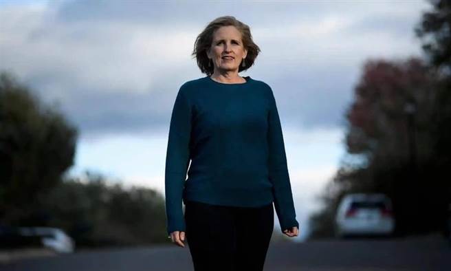 茱莉．布瑞斯曼向川普车队比中指，竟因此改变了一生，在美国地方民主政治上传为佳话。（图／推特@julibriskman)