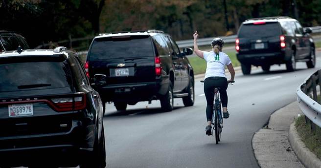 2017年茱莉．布瑞斯曼向川普车队比中指的照片被一位摄影师拍下，发到推特后在网路引起网民疯传。她也拿照片做为推特的封面照，不料因此丢了工作。（图／推特@julibriskman)