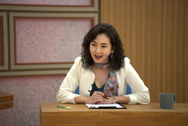 蔡灿得饰演「陈霏霏」美丽大方，剧里不仅语速加倍，还顶着一头夸张髮型跟服装。（国际桥牌社提供）