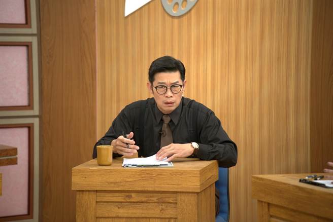 马力欧在第二季角色由报社主任转战政论节目主持人。（国际桥牌社提供）