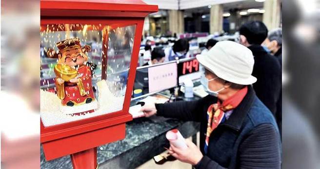 农历新年将近，银行营业大厅特别摆设应景财神，预祝前来办事的民眾牛年发大财。（图／报系资料库）