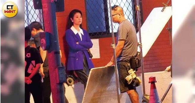 《华灯初上》自开拍就备受瞩目，本刊也曾直击林心如在台北市万华区的派出所拍摄外景戏。（图／本刊摄影组）