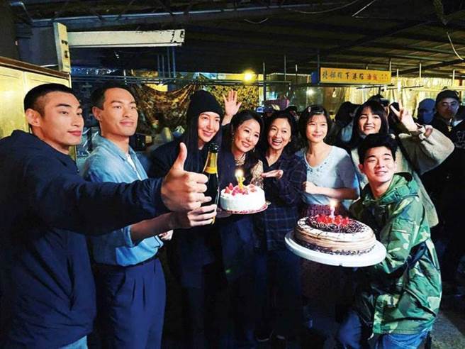  1月底《华灯初上》杀青，眾演员端着蛋糕为林心如庆生。（左起：章广辰、杨佑寧、杨谨华、林心如、谢琼暖、江宜蓉、Dora、胡玮杰）（翻摄自林心如脸书）