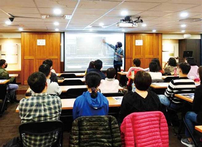 盘中零股交易开办3个多月来，以21至30岁年轻投资人最为踊跃。图为有飙股女王之称的林恩如开课传授买股认知与风险。（图／翻摄自林恩如脸书）