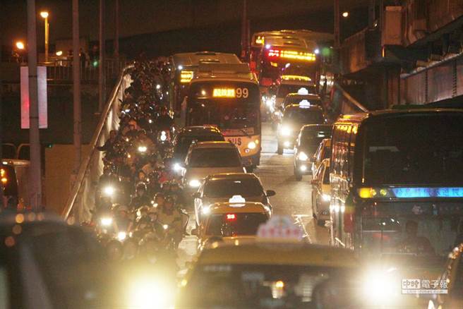 今起爽放7天！小年夜休假真实原因曝，网友质疑这样不就等于强迫人补班，但也有人缓颊说，这是为了缓解车潮。（资料照）