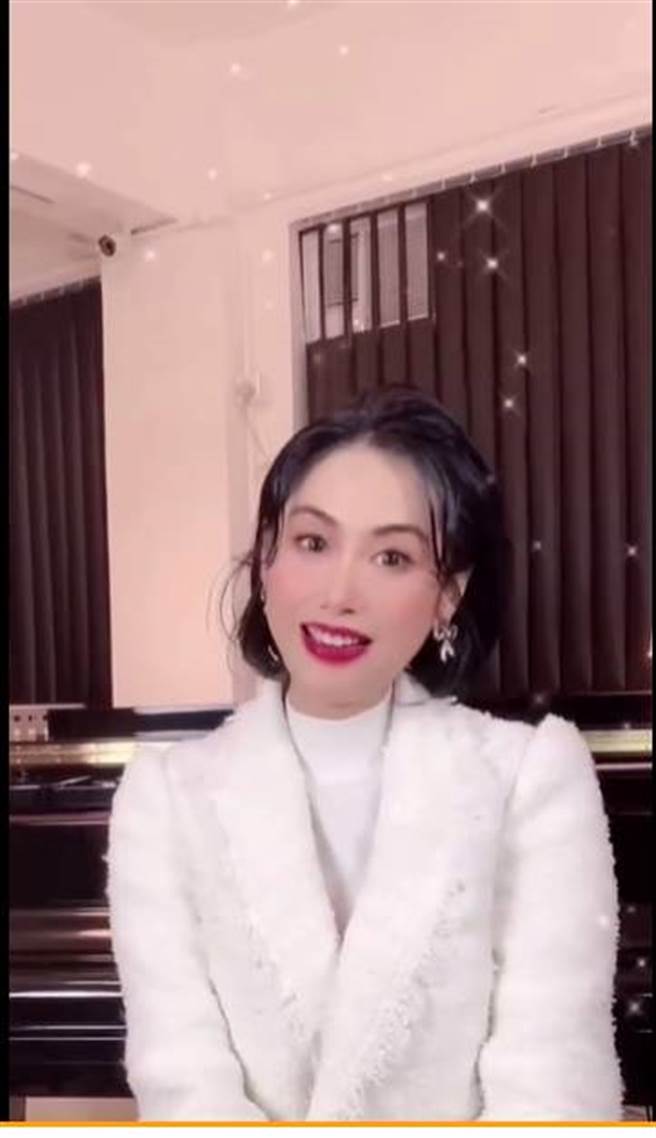 关掉滤镜的朱茵，秒变回俏丽的模样。（图／取材自朱茵微博）