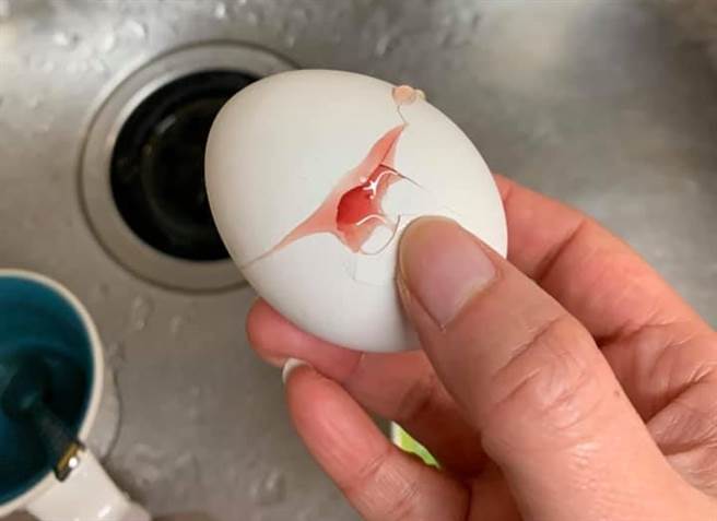 一名網友日前發現家中買的雞蛋，蛋殼打破後，蛋白竟然呈現血紅色，嚇得他直說「不會裡面有隻小雞吧」。（圖／翻攝自臉書「爆廢公社公開版」）